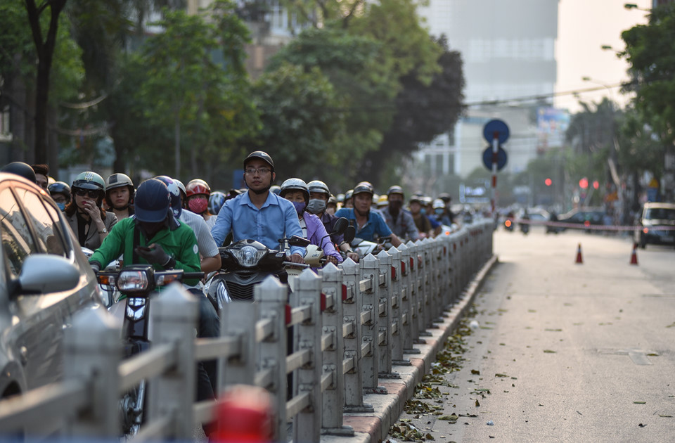 Chặn một chiều đường Cát Linh, xe cộ ùn ứ giờ cao điểm